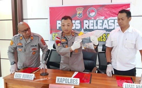 kapolres-flores-timur-akbp-adhitya-octoria-putra-saat-memberikan-keterangan-kasus-narkoba-selasa-742026-1775541389099_169