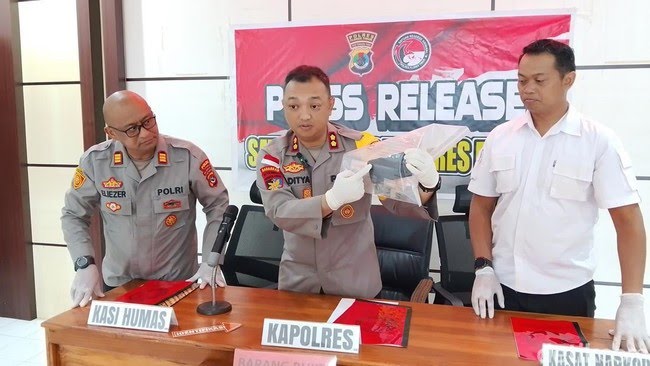 kapolres-flores-timur-akbp-adhitya-octoria-putra-saat-memberikan-keterangan-kasus-narkoba-selasa-742026-1775541389099_169